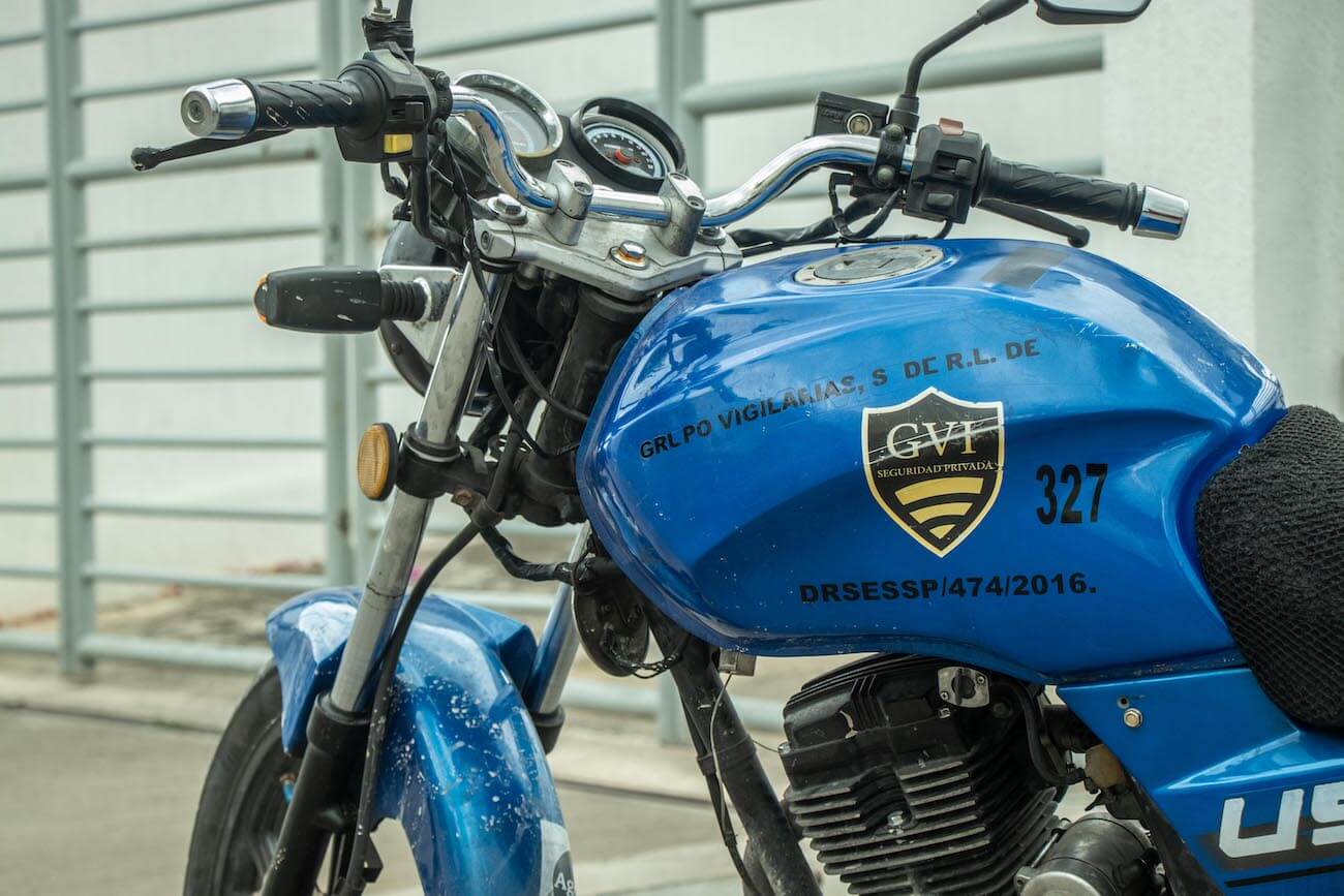 Unidad de patrullaje en motocicleta de Seguridad Privada GVI Cancún
