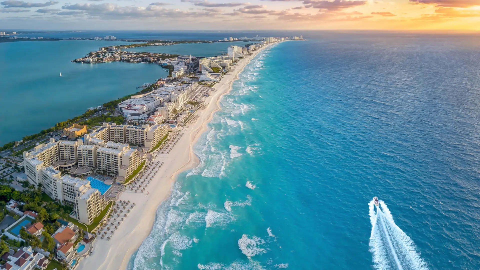 Vista aérea de la zona hotelera de Cancún protegida por empresas de seguridad privada