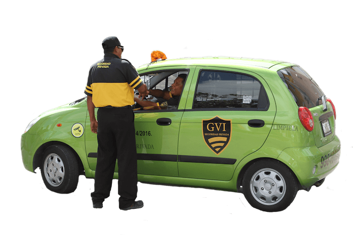 Guardia GVI realizando control de accesos vehicular en Cancún