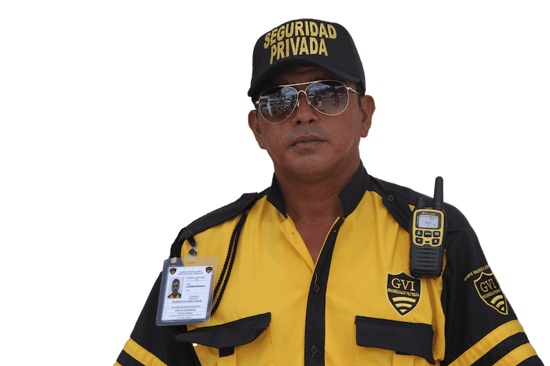 Vigilante de Seguridad Privada GVI con radio, servicio en Playa del Carmen