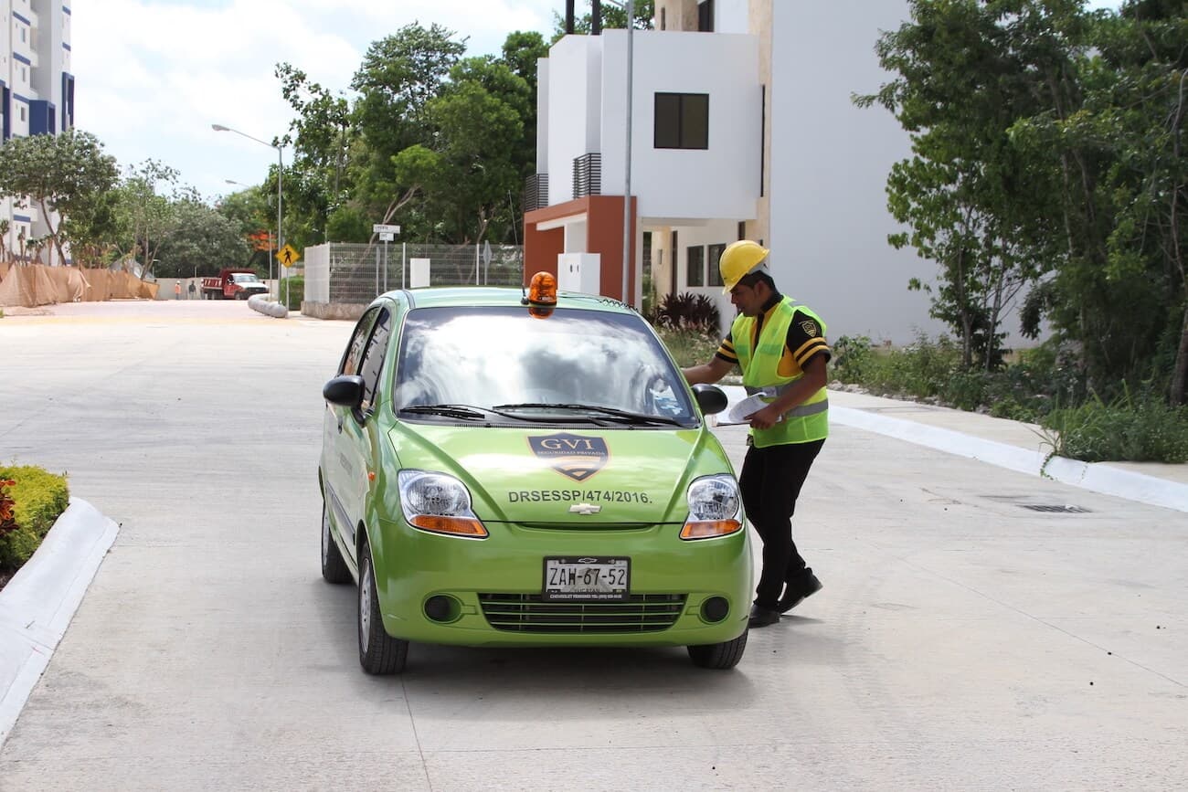 Supervisor GVI con unidad de patrullaje en residencial de Cancún